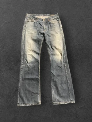 Bootcut jeans - Bootcut jeans från dunderdon med väldigt snygg tvätt. Skick: 9/10 och storlek 34:34. Liten slitning på vänster lår och lite uppsprätta nere vid hälarna. Längd: 112cm. Midja: 44cm.