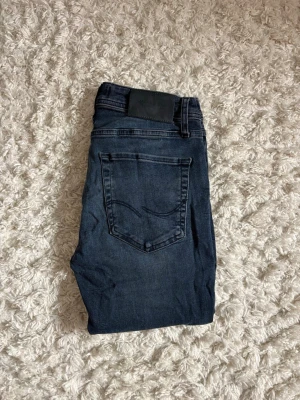 Jack&Jones jeans - Ett par fräscha mörk blå jeans i storlek 29/32 utan större tecken på använing. Hör av er vid frågor 