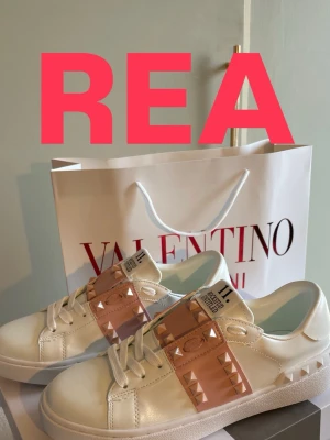 REA!!! Valentino sneakers - Endast 999 Tom 30/8. Säljer valentino garavani skor, rockstud 11 med rosa färgade nitar. Väldigt fina och passar till de mesta, sommar skor som passar perfekt nu till sommaren, allt medföljer som på bild. Box och påse. Va snabb me beställningar, alla storlekar finns inne, för frågar är det bara att höra av sig🥰