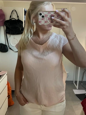 Ljusrosa blus - Superfin ljusrosa blus, lång i modellen men är perfekt att stoppa in för att få den som man vill ha den💕