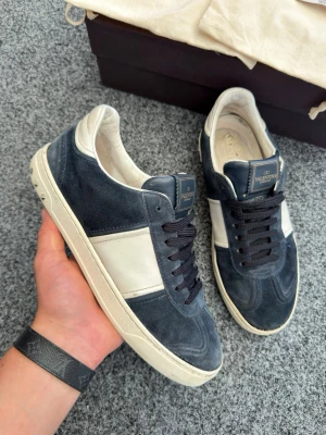Valentino flycrew mörkblå 42 - Säljer dessa sjukt feta valentino flycrew . Dom är mörkblå. Storlek 42! Skick 8,5/10! 5 nitar har lossnat.  Nypris 8000kr. Box + 2 st dustbags ingår!  Skriv vid frågor eller funderingar 🤗⚡️