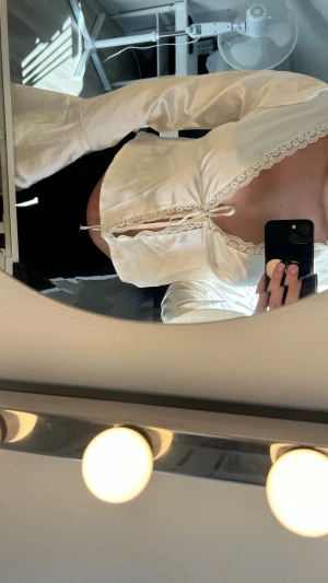 Topp  - Cream färgad topp med detaljer i spets, storlek S från shein använd 2 gånger perfekt skick 