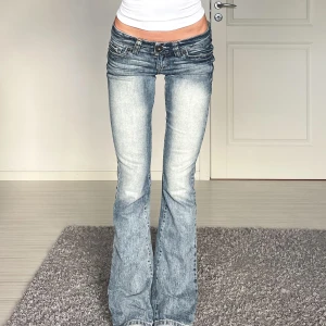 Low waist Jeans bootcut  - Midjemått: 37cm rakt över, innerbenslängd: 81cm 💕 bootcut jeans med fade och tryck på bakfickorna 