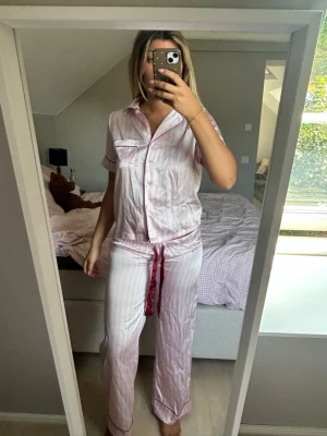 Satinpyamas set från Gina tricot  - Dupe på victoria’s Secret virala satinpyamas från Gina tricot. Storlek a