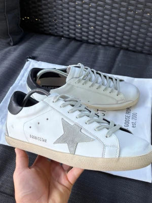 Golden Goose 42 - Säljer nu mina Golden Goose Super Star i storlek 42! Skorna är i riktigt fint skick, bara använda ett fåtal gånger! OG Dustbag fås med! Hör av dig vid frågor! Pris kan diskuteras!