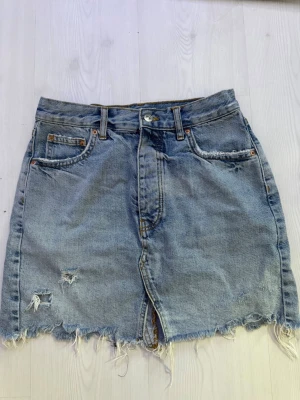 Jeanskjol från zara - Jättefin jeanskjol ifrån zara! Lappen är tyvärr bortklippt men storleken är S! Säljer då den har blivit för liten men på mig brukade den sitta som lågmidja/mellanlåg! 