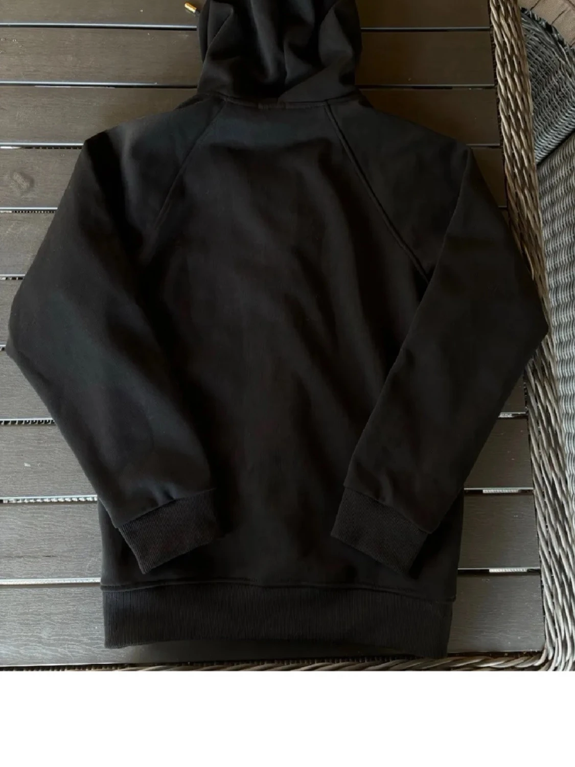Svart hoodie med rutigt foder - 2
