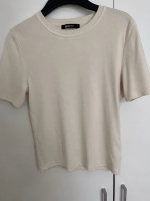 Beige/krämfärgad tröja från Gina Tricot  -  Superfin och enkel tröja som passar till det mesta. Det står storlek M, men jag har själv XXS och den passar mig riktigt riktigt fint. Skulle därför säga att den passar XXS, XS och S beroende på hur man vill att den ska sitta.  Köpt för 300 kr, säljer för 150 kr. Det finns en liten fläck på sidan som säkert går bort i tvättmaskinen. Pris kan diskuteras!