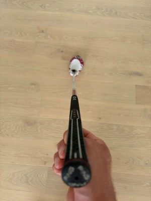 PING Faith 7 Hybridklubba 26° - Säljer en PING Faith 7 hybridklubba med 26 graders loft till damer. Klubban har en snygg design i silver, rött och svart med tydliga detaljer. Perfekt för dig som vill ha extra kontroll och längd på golfbanan.