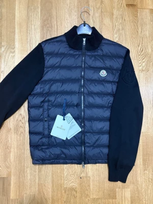 Moncler cardigan  - Säljer den senaste versionen av moncler cardigan storlek L. Perfekt för dig som vill ha stil. Priset är inte hugget i sten! Har du frågor eller liknande så är de bara att höra av sig😉