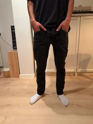 Dondup george  - Dondup jeans george storlek 29 ny pris 4000 har mått vid midja och längd. Hör av dig vid frågor?🙌🏽längd på snubbe 175