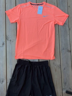 Nike Miller set  - Nike Miller set orange svart storlek large.Men är som medium skriv om ni är intresserad av att köpa kan gå ner i pris vid snabbköp 