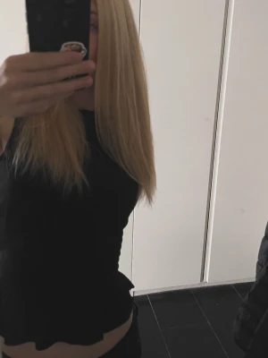 Svart smock topp💕 - Svart smock topp från Gina 💕jättefint skick, pris kan diskuteras 💕