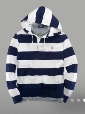 SÖKER - Söker den här randiga Ralph lauren hoodie