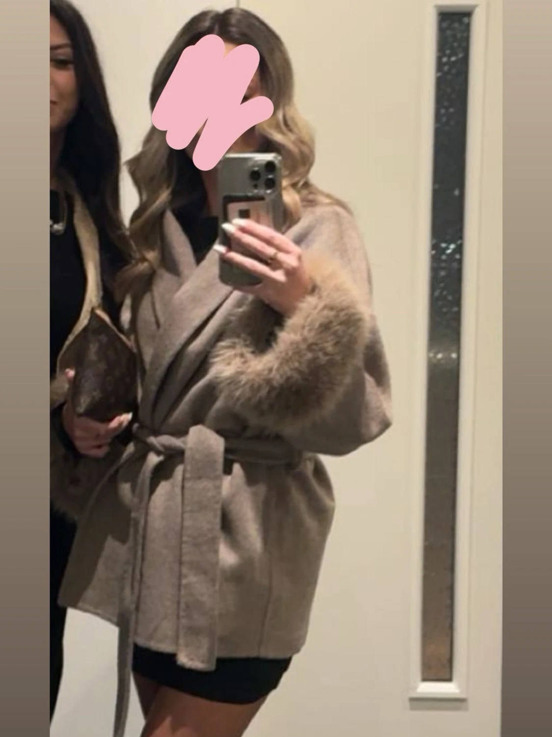 Beige kappa med fuskpÀlsdetaljer