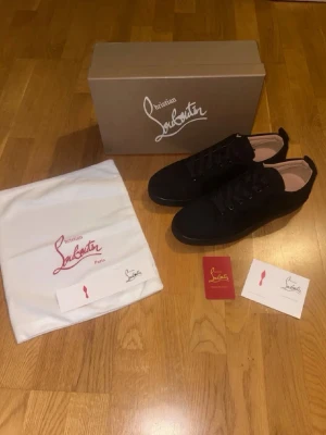 Svarta Christian Louboutin skor - Ett par fräscha o snygga loubs i storlek 44, passar 43-45. Använda ett par gånger men inget som riktigt syns. Priset är ej hugget i sten försöker rensa min garderob så skriv !!!