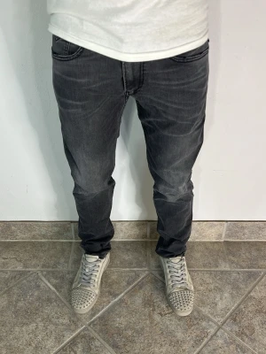 Replay Anbass jeans - SKICK — 9/10 Mycket fint skick. Lättare tecken på användning.  STORLEK — 31/32 Modellen är 170 cm, 67 kg.  MÅTT (CM) (Se sista bilden för måttguide)  A — 40 cm B — 95 cm C — 15 cm