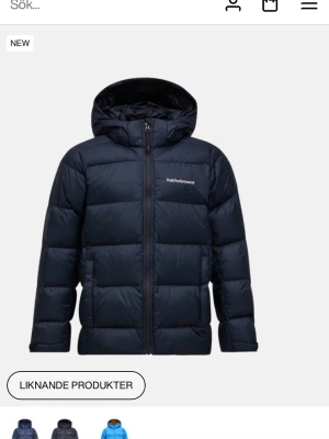 Peak Performance Jacka - Snygg mörkblå pufferjacka från Peak Performance. Ny pris är 2700.Den är i stolek 160.den har inga hål och kan även ducka bilder privat.den är svart