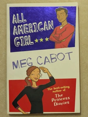 All American Girl av Meg Cabot - En ungdomsroman på engelska av Meg Cabot, känd för The Princess Diaries. Omslaget är färgglatt med illustrationer i rött, blått och vitt. Boken handlar om Sam Madison som blir kändis efter att ha räddat presidenten. Perfekt för dig som gillar humor och romantik.