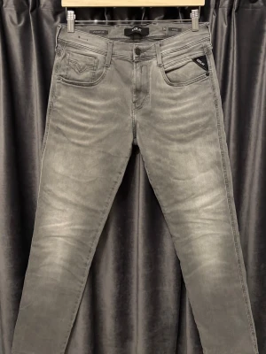 Replay anbass hyperflex  - Replay anbass hyperflex - skick 9/10, mycket bra skick! - storlek 30/32, men är upplagda lite, så passar längd 30 - sjukt cleana jeans med schyssta fades och fin färg - hör av er vid frågor🙌