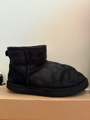 UGGS - Svarta uggs som behöver någon som orkar att putsa dem o använda rätt medel/redskap för att åtgärda dem till ett mycket bättre skick! Annars håller dem värmen galant och har fortfarande bra kvalité💕