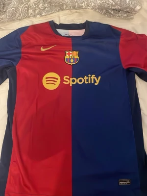 Barcelona tröja - Säljer en Fc Barcelona hemmatröja ifrån 24/25 säsongen i L men passar även M. Tröjan är helt oanvänd.