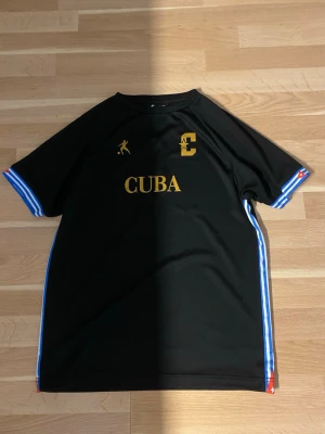 Cuba fotbolls T-shirt helt ny - Cuba fotbolls t-shirt helt ny inga missfärningar skador eller liknande. Bra passform och kvalite, går att tvätta utan problem.