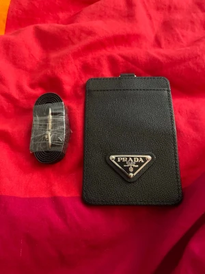 Prada korthållare - Helt ny oanvänd✅Man kan ha den runt halsen