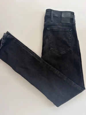 Svarat Replay jeans, Slim  - Köpte dom helt nya, men var för korta så nu behöver jag göra mig av me dom. Dom är ca 29/30 och 34 i längden.