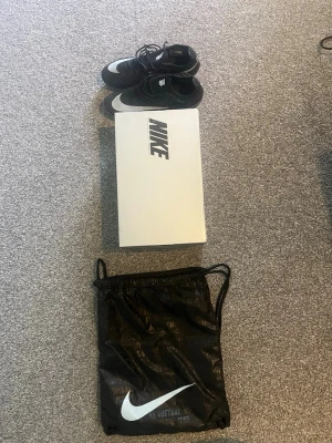 Nike Mercurial vapor elite fotbollsskor - Säljer ett par svarta Nike Mercurial vapor elite fotbollsskor. Medföljer original kartong och påse. Använda i ca 3 veckor och är i mycket bra skick.