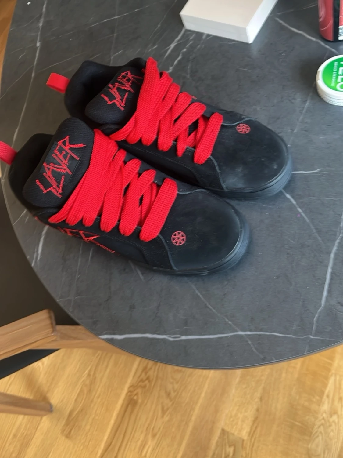 Svarta sneakers med röda detaljer - 1