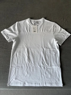 T-shirt Vit - Säljer denna T-shirt från These Glory Days i storlek S då jag inte behöver den. Passar dig mellan 170-180 cm. T-shirten är i nyskick alltså inga defekter överhuvudtaget. Bara att skriva vid funderingar!🌟