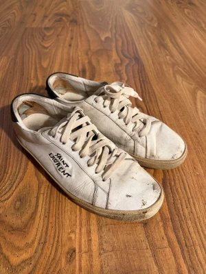 Vita Saint Laurent sneakers storlek 43 - Inget og, storlek 43, skickas samma dag!