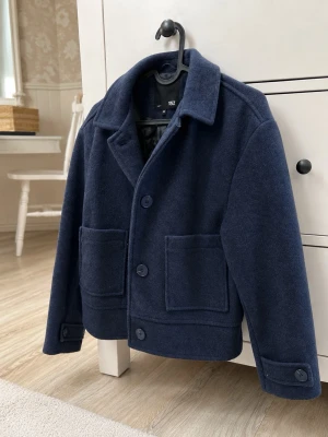 Mörkblå Lager157 kappa - Mörkblå kappa från Lager 157 💙  Storlek XS. Snygg och klassisk modell som passar perfekt till höst och vår 🍂  Endast använd några enstaka gånger under en höst. Mycket fint skick utan tecken på slitage ✨  💰 199 kr + frakt