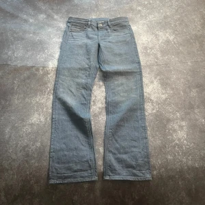 Blå G-Star vintagejeans för herrar i storlek W30 L32 - Blå G-Star-vintagejeans från 2000-talet. Snygg tvätt och bekväm passform.  Mått 📏 Midja: 39 cm Benslut: 18 cm Lår: 28 cm Totallängd: 104 cm Måtten finns även på bilderna  Skickas inom ett dygn Spara på priset och frakten genom att sätta ihop ett paket Mer information finns på min profil  13-307