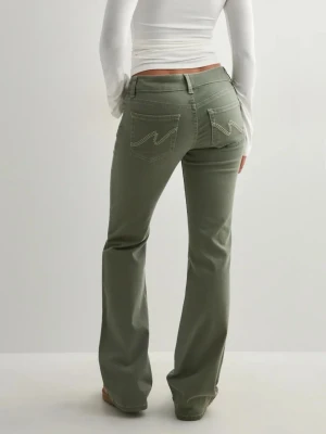 Olivgröna bootcut jeans - Snygga olivgröna jeans med bootcut passform och dekorativa sömmar på bakfickorna. Jeansen har låg midja och klassisk femficksdesign. 
