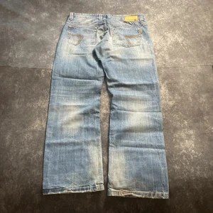 Ljusblå Timezone Faded vintagejeans för herrar i storlek W34 L34 - Stilrena ljusblå Timezone Faded-vintagejeans. Snyggt sliten tvätt och bekväm passform.  Mått 📏 Midja: 47 cm Benslut: 23 cm Lår: 34 cm Totallängd: 107 cm Måtten finns även på bilderna  Skickas inom ett dygn Spara på priset och frakten genom att sätta ihop ett paket Mer information finns på min profil  11-448