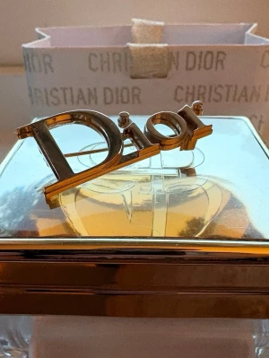 Dior brosch - Klassisk fin lyxig Dior brosch i silver i mycket gott skick✨