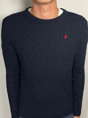 Kabelstickad Morris tröja - 👕 Plagg: kabelstickad tröja                                                                 📏 Storlek: L sitter som XS                                                                🏷️ Märke/Modell: Morris                                            ✨ Skick: Fint skick                                                      💬 Vid frågor är det bara att skriva!                                                                                          🛍️ Gramenti