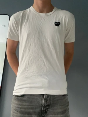 Vit com des garçons t-shirt - Köp min com des garçons t-shirt i perfekt skick. Den är storlek M men passar även S.