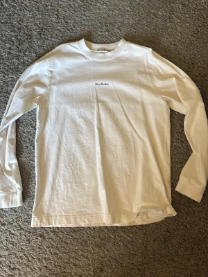 Acne studios tröja - Tjena! Säljer denna riktigt snygga tröja från acne som passar till inprincip allt! Riktig trendig och go nu inför lite medel kalla dar🙌 Bara o höra av sig om du har nån fråga eller så och pris kan diskuteras vid snabb och enkel affär!