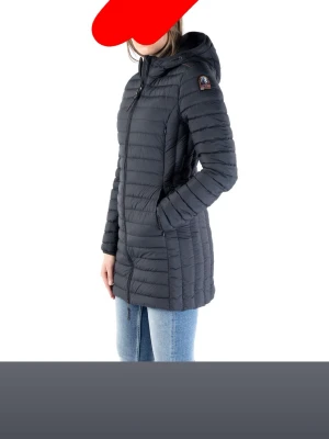 Svart lång dunjacka från Parajumpers - Snygg svart lång dunjacka från Parajumpers med huva och diskret logotyp på ärmen. Jackan har quiltad design, dragkedja framtill och två sidofickor. Perfekt för kalla vinterdagar och höst, storlek XS
