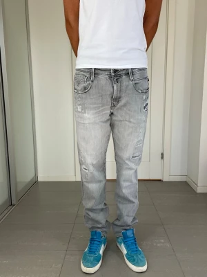 Replay Anbass Jeans  - Säljer nu dessa Replay Anbass Jeans med snygga slitningar i populär design i den extra populära Moddelen Aged 10 Years, W34 o L32 med mått ca 43,5 o 105 cm. moddelen är 183 och väger 68 kg. Skriv för fler bilder/frågor🙌🏼