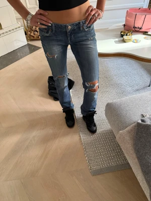Skitsnygga bootcut jeans med slitningar - bootcut jeans med slitningar