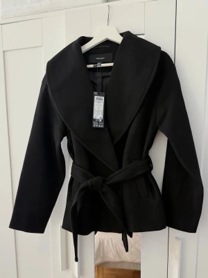Vero Moda höstkappa  - Väldigt fin höstkappa från Vero Moda i storlek xs🍂 Helt ny! Den kan även passa storlek s beroende på hur oversized man vill att den ska sitta. Ordinarie pris: 749 kr. Passar perfekt till hösten 🤎