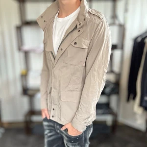 Field jacket - Mycket fint skick, inga defekter. Nypris ca 2000kr. Passar dig som är 180-190cm ungefär. Modellen är 185 cm, 75 kg. Alltid billigare pris vid köp av flera varor‼️🙌Svarar alltid på frågor eller funderingar! 