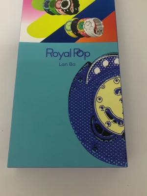 Blå Royal Pop klocka med orange detaljer - Säljer en Royal Pop Lan Ba klocka i blått med orange detaljer. Klockan har en rund urtavla och ett matchande blått armband i syntetmaterial. Kommer i originalförpackning med extra tillbehör. Perfekt för dig som vill ha en färgstark accessoar.