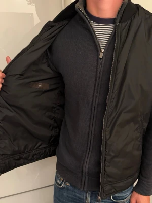 Zegna Väst - Säljer min Zegna väst som är i nyskick, västen har använts alldeles för lite och säljs därför. Köpt ny i Frankrike för 730€ = ca 8100kr. Storlek 48 ca S/M. Vid snabb affär kan priset säkert diskuteras.