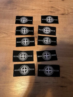 Svarta Stone Island tygmärken - ENDAST 1 VID KÖP!!