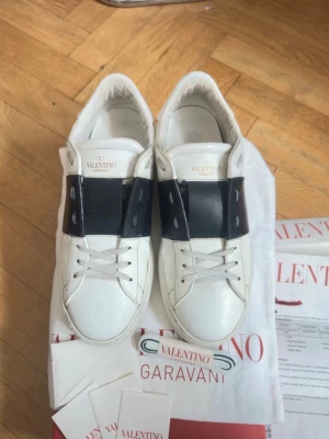 Valentino open - Säljer ett par riktigt fina svarta valentino open i storlek 42. Skorna är använda men ändå i fint skick och allt og medföljer, box, 2 dustbags, extrasnören, valentino kort och kvitto. Skorna är i storlek 42 och de är självklart äkta. Bara att höra av sig vid frågor eller funderingar!